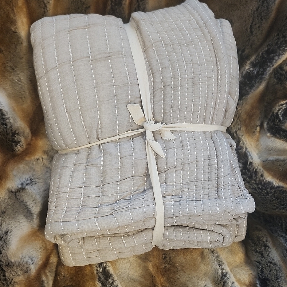 NWOT Cal King Taupe Channel Stiched Quilt With Shams
